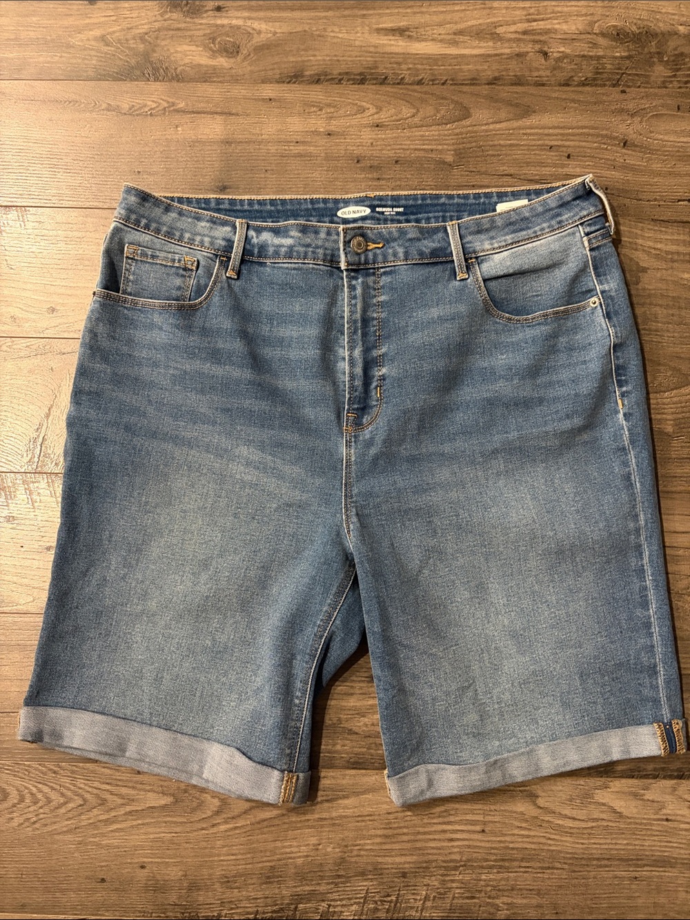 Old Navy high rise rolled Bermuda shorts